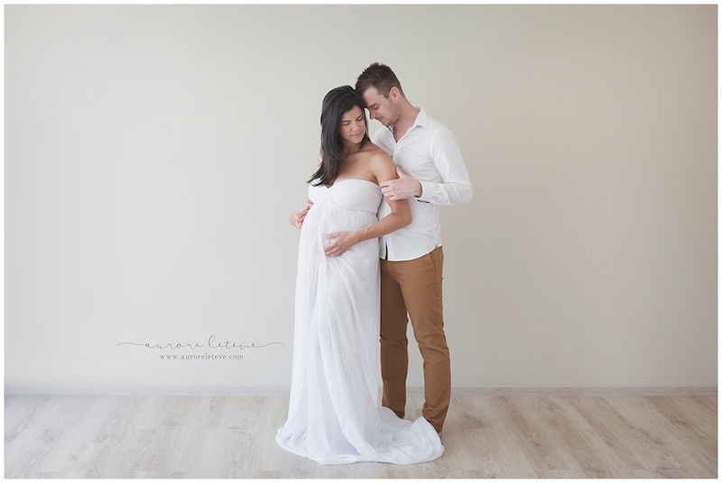 Photographie d'une femme enceinte et son mari par photographe grossesse à Lyon