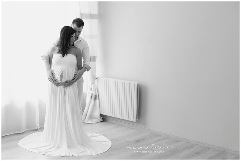 Photo d'un couple de futurs parents en noir et blanc par photographe grossesse