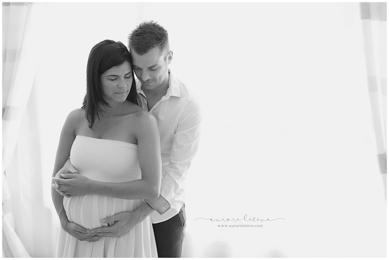 Photo d'un jeune couple amoureux attendant un enfant par photographe grossesse à Lyon