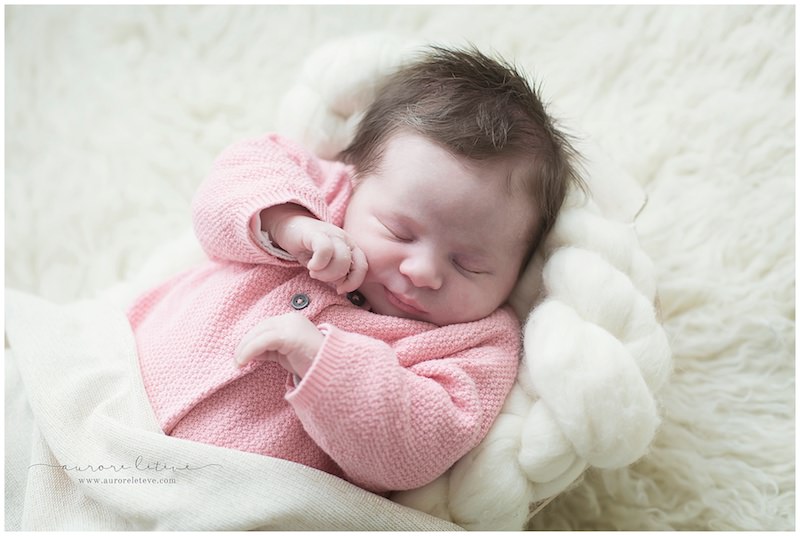 bébé endormi dans un gilet par photographe Lyon