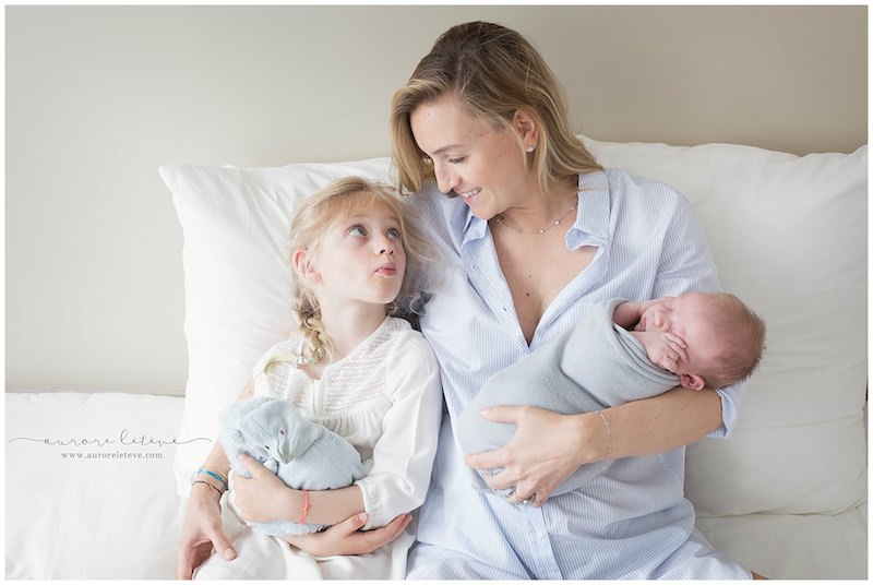 photographie d'une séance naissance avec la maman et la grande soeur par photographe bébé