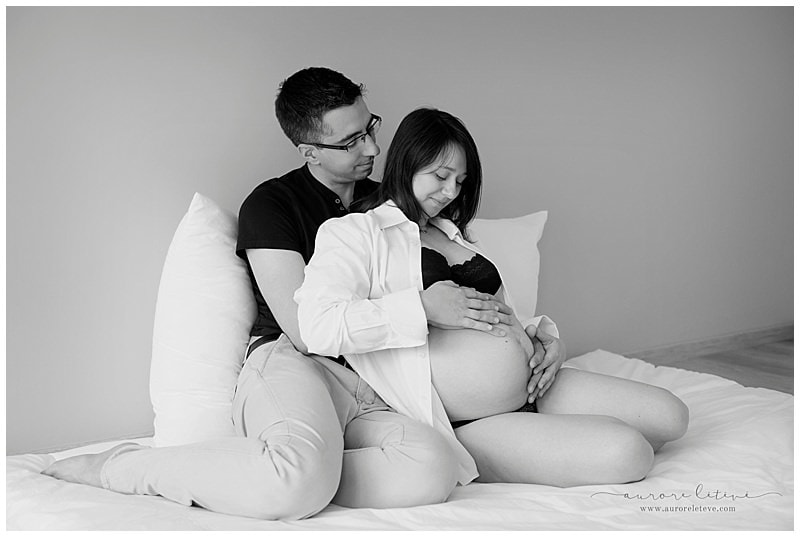 image de grossesse en noir et blanc en studio à Lyon par photographe spécialisé