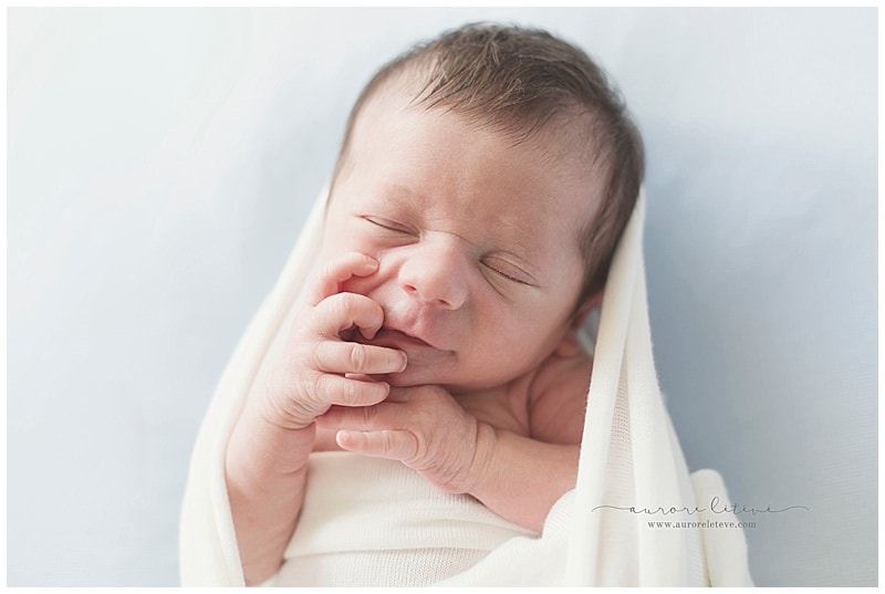 photographie d'un nouveau-né en lumière naturelle par photographe bébé - Photographier les nouveau-nés en lumière naturelle