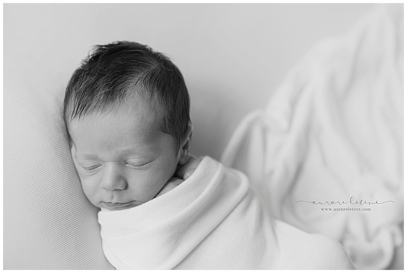 portrait d'une séance photo bébé en noir et blanc par photographe bébé - Photographier les nouveau-nés en lumière naturelle