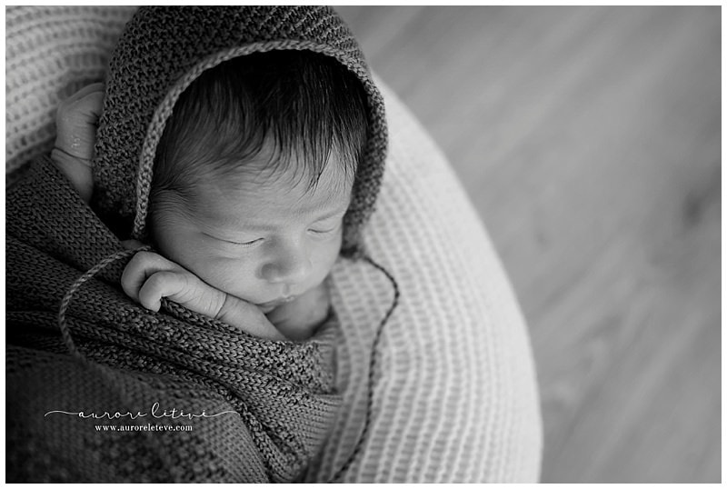 photo de bébé en noir et blanc par photographe bébé lyon 