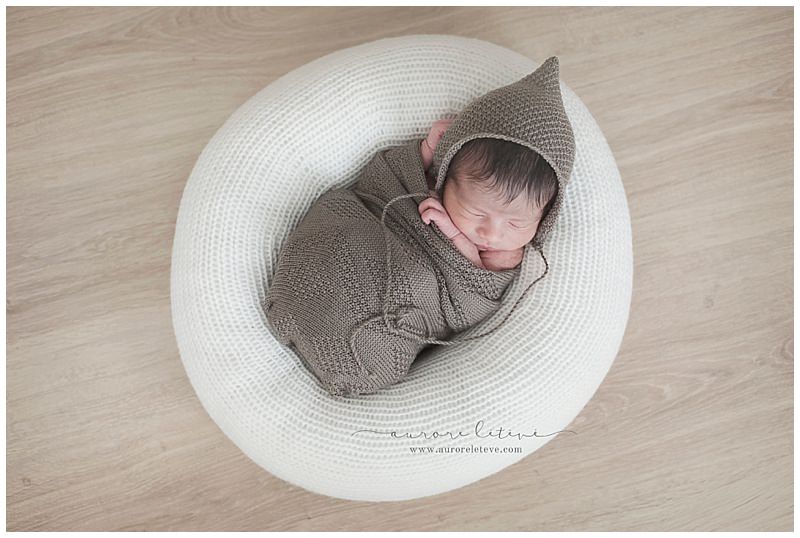 image d'un nouveau-né emmailloté par photographe spécialisé nouveau-né