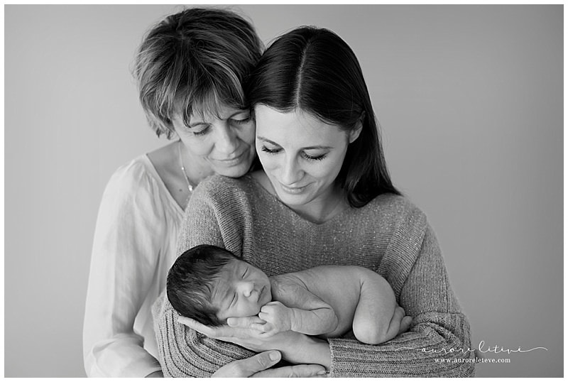 photo d'un nourrisson dans les bras de sa maman et de sa grande mère par photographe lyon
