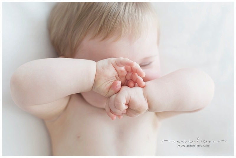 Photos de bébé en studio à Lyon par photographe spécialisé enfants