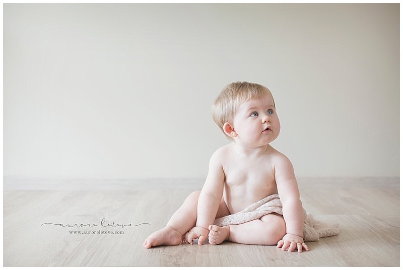 Photos de bébé en studio à Lyon par photographe professionnel des bébés