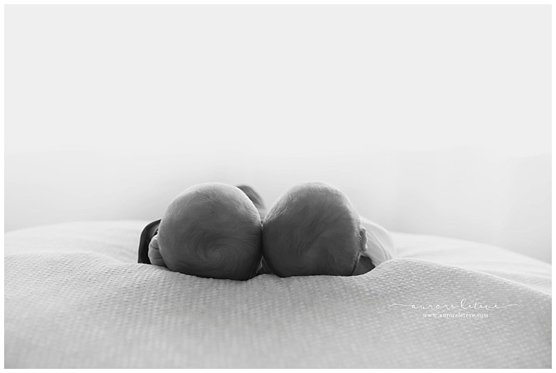 Séance photo bébé jumeaux en noir et blanc