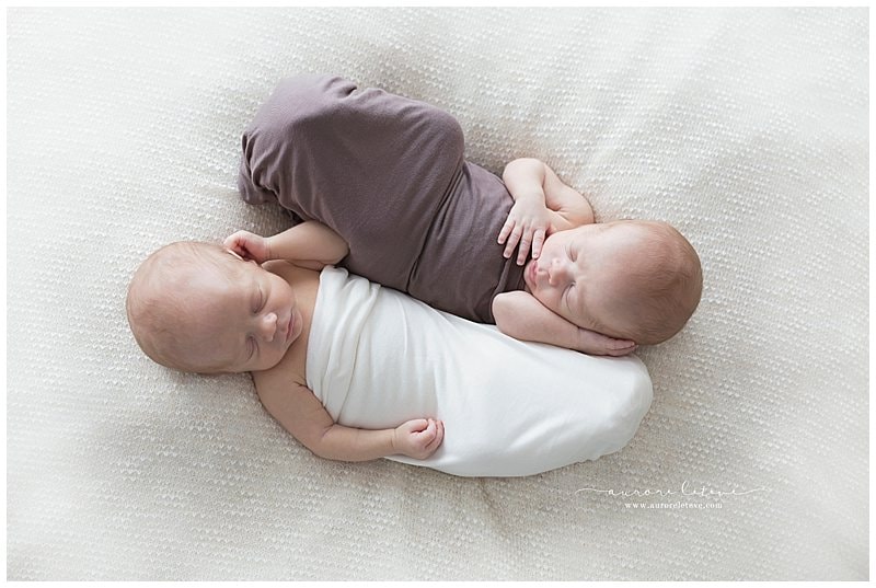 Séance photo bébé jumeaux emmaillotés