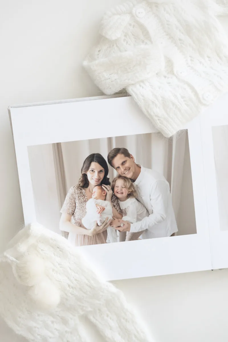 exemple de mise en page d'un album photo de naissance, avec une tenue du studio photo à lyon